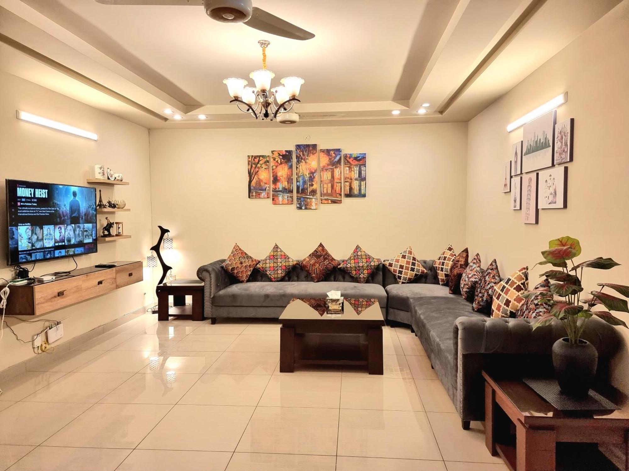 Luxurious Landing Apartments & Suites Bahria Town 라왈핀디 객실 사진