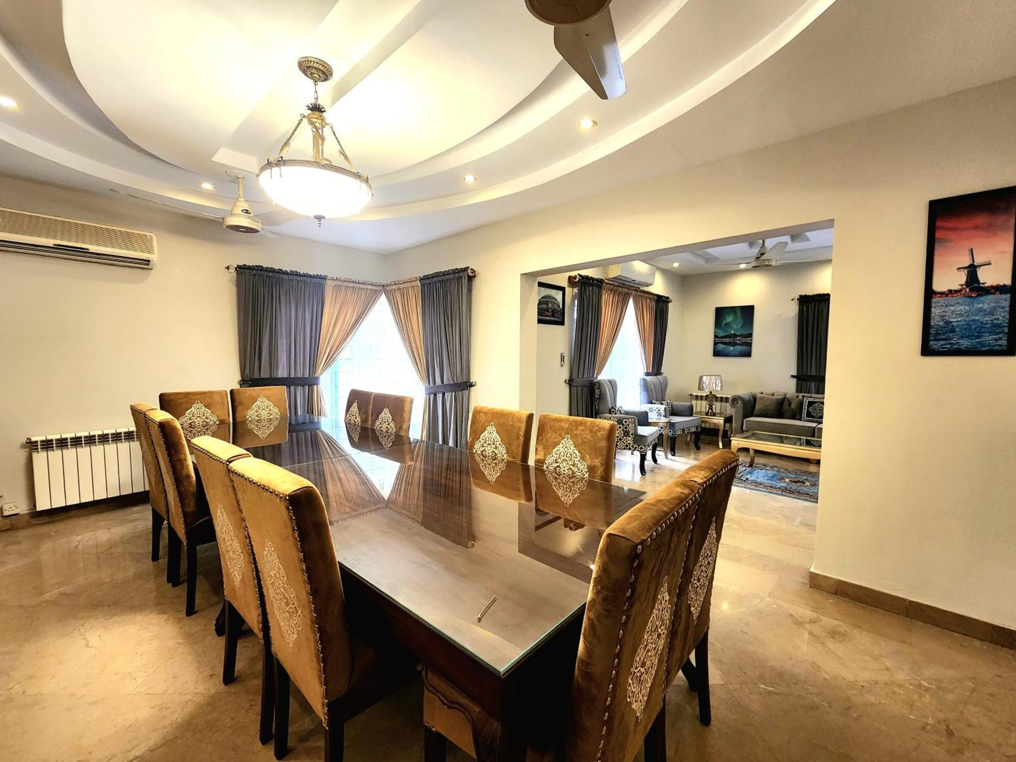 Luxurious Landing Apartments & Suites Bahria Town 라왈핀디 객실 사진